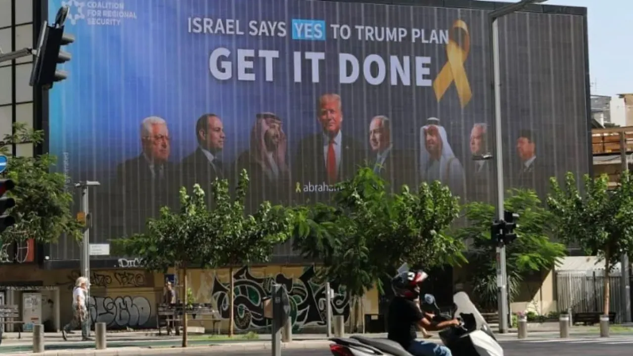 Baliho Abraham Shield yang menampilkan foto Prabowo Subianto, Benjamin Netanyahu, Donald Trump, dan sejumlah pemimpin negara Arab, terpajang di Kota Tel Aviv, israel.