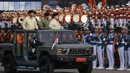 Presiden Prabowo Subianto (kanan) didampingi Menteri Pertahanan Sjafrie Sjamsoeddin (kiri) dan Panglima TNI Jenderal TNI Agus Subiyanto (kedua kanan) melaksanakan inspeksi pasukan pada Upacara HUT ke-80 TNI di kawasan Silang Monas, Jakarta, Minggu (5/10/2025). Peringatan HUT ke-80 TNI mengangkat tema besar TNI Prima, TNI Rakyat, Indonesia Maju.