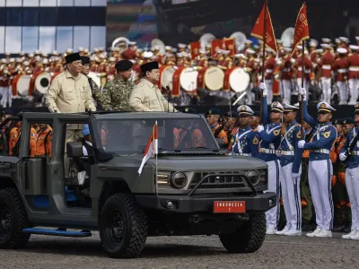 Presiden Prabowo Subianto (kanan) didampingi Menteri Pertahanan Sjafrie Sjamsoeddin (kiri) dan Panglima TNI Jenderal TNI Agus Subiyanto (kedua kanan) melaksanakan inspeksi pasukan pada Upacara HUT ke-80 TNI di kawasan Silang Monas, Jakarta, Minggu (5/10/2025). Peringatan HUT ke-80 TNI mengangkat tema besar TNI Prima, TNI Rakyat, Indonesia Maju.