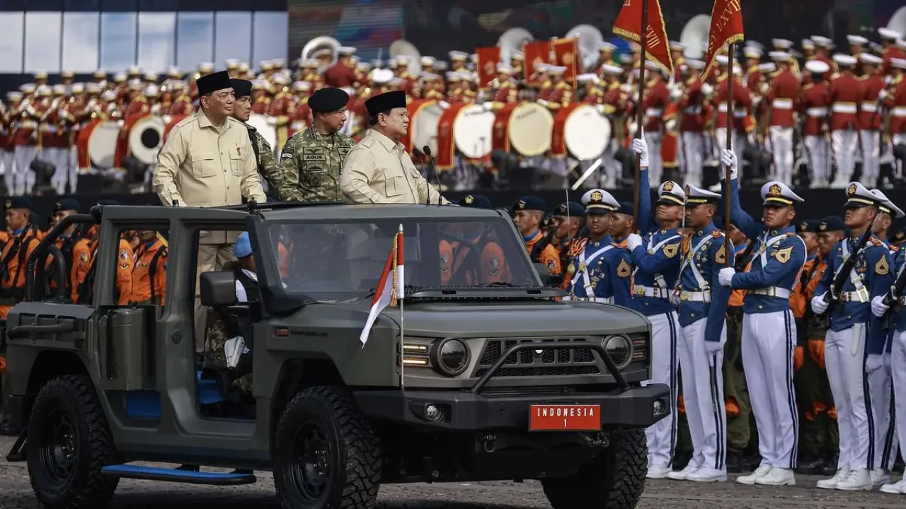 Presiden Prabowo Subianto (kanan) didampingi Menteri Pertahanan Sjafrie Sjamsoeddin (kiri) dan Panglima TNI Jenderal TNI Agus Subiyanto (kedua kanan) melaksanakan inspeksi pasukan pada Upacara HUT ke-80 TNI di kawasan Silang Monas, Jakarta, Minggu (5/10/2025). Peringatan HUT ke-80 TNI mengangkat tema besar TNI Prima, TNI Rakyat, Indonesia Maju.