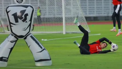 Kiper Indonesia Nadeo Argawinata menjalanii sesi latihan jelang pertandingan Kualifikasi Piala Dunia 2026 di Stadion Madya, Gelora Bung Karno, Senayan, Minggu (22/3/2025). Indonesia akan menghadapi Bahrain dalam laga putaran ketiga Kualifikasi Piala Dunia 2026, di Stadion Utama Gelora Bung Karno, pada Selasa (25/3/2025).