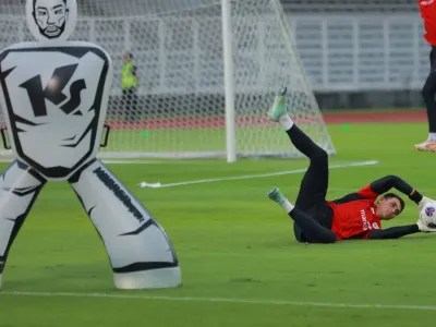 Kiper Indonesia Nadeo Argawinata menjalanii sesi latihan jelang pertandingan Kualifikasi Piala Dunia 2026 di Stadion Madya, Gelora Bung Karno, Senayan, Minggu (22/3/2025). Indonesia akan menghadapi Bahrain dalam laga putaran ketiga Kualifikasi Piala Dunia 2026, di Stadion Utama Gelora Bung Karno, pada Selasa (25/3/2025).