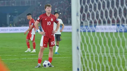 Penyerang Timnas Indonesia Ole Romeny melakukan ancang-ancang penalti sebelum mencetak gol kemenangan atas China pada laga lanjutan Kualifikasi Piala Dunia 2026 Zona Asia, Kamis (5/6/2025) di Stadion Utama Gelora Bung Karno, Senayan, Jakarta. Syarat Indonesia Lolos Piala Dunia 2026, Siapa Lawan Timnas di Playoff?