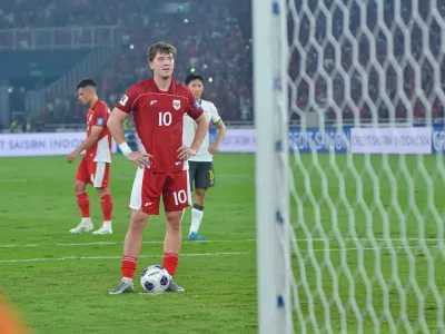 Penyerang Timnas Indonesia Ole Romeny melakukan ancang-ancang penalti sebelum mencetak gol kemenangan atas China pada laga lanjutan Kualifikasi Piala Dunia 2026 Zona Asia, Kamis (5/6/2025) di Stadion Utama Gelora Bung Karno, Senayan, Jakarta. Syarat Indonesia Lolos Piala Dunia 2026, Siapa Lawan Timnas di Playoff?