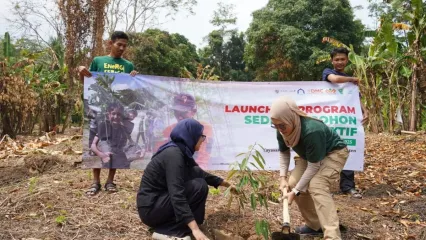 Dompet Dhuafa melalui Disaster Management Center (DMC) menggulirkan program Sedekah Pohon Produktif di kawasan Pondok Pesantren Al Ihsan, Anyer, Serang, Banten, Sabtu (27/9/2025).