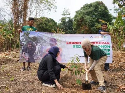 Dompet Dhuafa melalui Disaster Management Center (DMC) menggulirkan program Sedekah Pohon Produktif di kawasan Pondok Pesantren Al Ihsan, Anyer, Serang, Banten, Sabtu (27/9/2025).