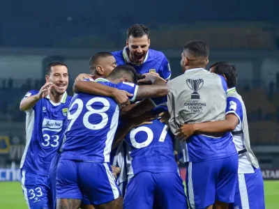 Para pemain Persib Bandung merayakan gol Saddil Ramdani yang ia cetak di laga Persib Bandung vs Lion City Sailors di matchday pertama Grup G AFC Champions League 2, Kamis (18/9/2025)