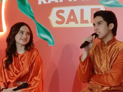 Pasangan kekasih artis Syifa Hadju dan El Rumi saat menjadi pembicara di acara sebuah market place menjelang Ramadan di daerah Kwitang, Jakarta Pusat, Rabu (26/2/2025).