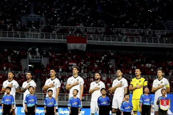 Pemain timnas Indonesia menyanyikan lagu Indonesia Raya sebelum laga FIFA Matchday melawan Lebanon yang berakhir dengan skor 0-0 di Stadion Gelora Bung Tomo Surabaya, Jawa Timur, Senin (8/9/2025) malam.