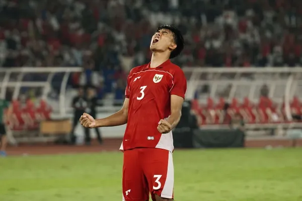 Pemain timnas U23 Indonesia Kakang Rudianto meluapkan kegembiraannya setelah membobol gawang Thailand saat adu penalti dalam ajang semifinal ASEAN U23 Championship atau Piala AFF U23 2025, Jumat (25/7/2025).