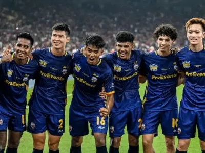 Kakang Rudianto (nomor 16) menyatakan bahwa kebahagiaannya kini berlipat ganda setelah berhasil membawa Persib Bandung meraih gelar juara dan juga membantu ASEAN All-Stars mengalahkan Manchester United.