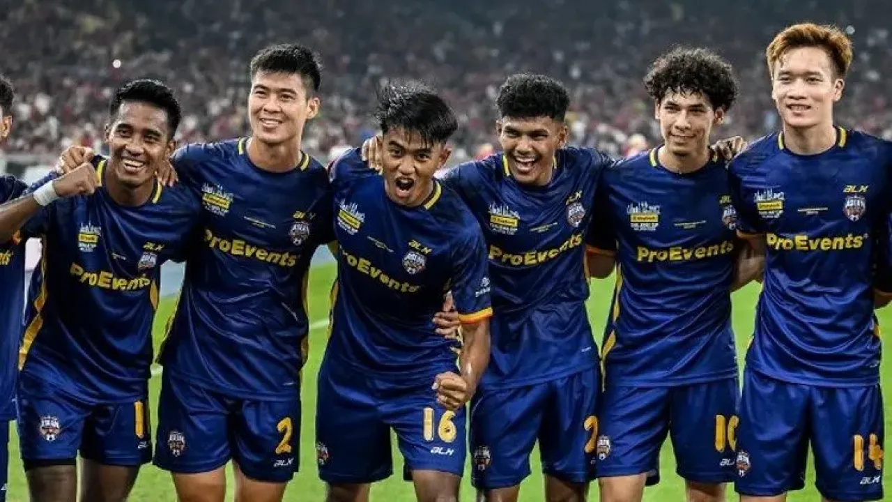 Kakang Rudianto (nomor 16) menyatakan bahwa kebahagiaannya kini berlipat ganda setelah berhasil membawa Persib Bandung meraih gelar juara dan juga membantu ASEAN All-Stars mengalahkan Manchester United.