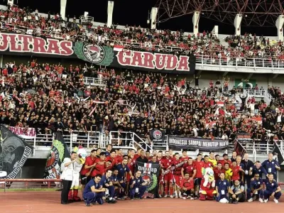 Pemain dan official timnas Indonesia foto bersama usai menjalani laga FIFA Matchday 2025 melawan Taiwan yang berakhir dengan skor 5-0 di Stadion Gelora Bung Tomo Surabaya, Jawa timur, Jumat (5/9/2025) malam.