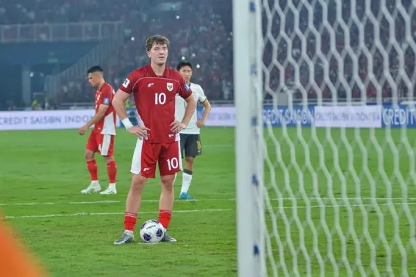 Penyerang Timnas Indonesia Ole Romeny melakukan ancang-ancang penalti sebelum mencetak gol kemenangan atas China pada laga lanjutan Kualifikasi Piala Dunia 2026 Zona Asia, Kamis (5/6/2025) di Stadion Utama Gelora Bung Karno, Senayan, Jakarta. Syarat Indonesia Lolos Piala Dunia 2026, Siapa Lawan Timnas di Playoff?
