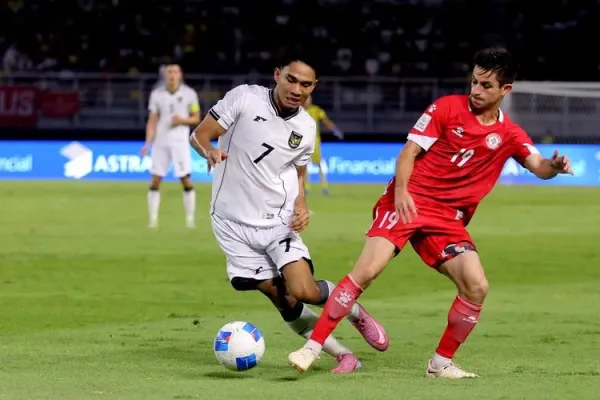 Pemain timnas Indonesia Marselino Ferdinan dihalau pemain Lebanon saat laga FIFA Matchday yang berakhir dengan skor 0-0 di Stadion Gelora Bung Tomo Surabaya, Jawa Timur, Senin (8/9/2025) malam.