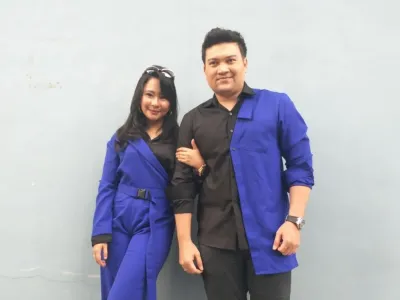 Chikita Meidy (kiri) dan suaminya Indra Adhitya setelah menjadi bintang tamu dalam program bincang-bincang di Stidio TransTV, Mampang, Jakarta Selatan, Kamis (19/7/2018).