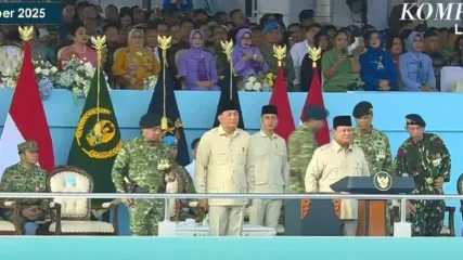 Presiden Prabowo Subianto menjadi inspektur upacara HUT ke-80 TNI, didampingi Wakil Presiden Gibran Rakabuming Raka, Menhan Sjafrie Sjamsoeddin, dan Panglima TNI Jenderal Agus Subiyanto di lapangan Monumen Nasional (Monas), Jakarta, Minggu (5/10/2025).