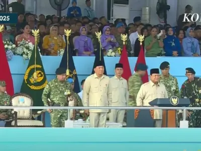 Presiden Prabowo Subianto menjadi inspektur upacara HUT ke-80 TNI, didampingi Wakil Presiden Gibran Rakabuming Raka, Menhan Sjafrie Sjamsoeddin, dan Panglima TNI Jenderal Agus Subiyanto di lapangan Monumen Nasional (Monas), Jakarta, Minggu (5/10/2025).