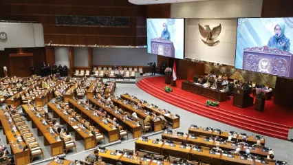 Rapat Paripurna DPR terkait pengambilan keputusan atas Rancangan Undang-Undang (RUU) tentang Perubahan Keempat atas Undang-Undang Nomor 19 Tahun 2003 tentang BUMN di Gedung DPR, Jakarta, Kamis (2/10/2025).