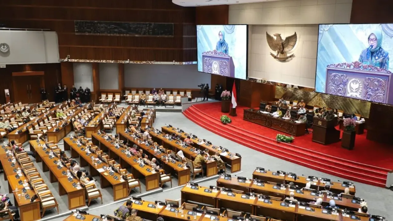 Rapat Paripurna DPR terkait pengambilan keputusan atas Rancangan Undang-Undang (RUU) tentang Perubahan Keempat atas Undang-Undang Nomor 19 Tahun 2003 tentang BUMN di Gedung DPR, Jakarta, Kamis (2/10/2025).