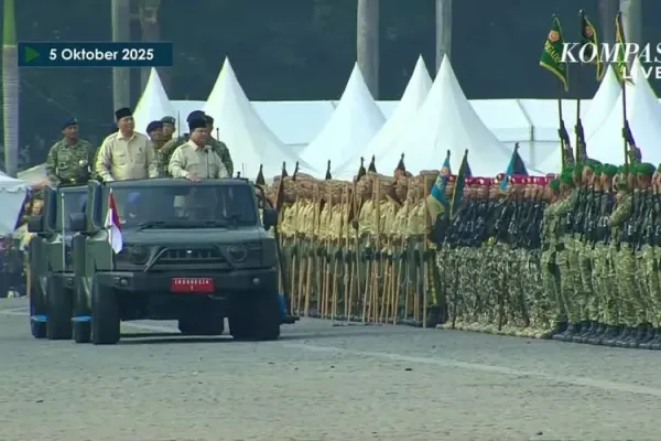 Presiden Prabowo Subianto saat memeriksa pasukan HUT ke-80 TNI, didampingi Menhan Sjafrie Sjamsoeddin, dan Panglima TNI Jenderal Agus Subiyanto di lapangan Monumen Nasional (Monas), Jakarta, Minggu (5/10/2025).