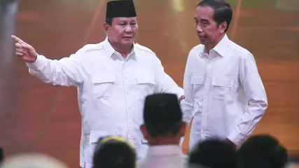 Presiden yang juga Ketua Umum Partai Gerindra Prabowo Subianto (kiri) berbincang dengan Presiden Ke-7 Joko Widodo saat perayaan HUT Ke-17 Partai Gerindra di Sentul International Convention Center, Bogor, Jawa Barat, Sabtu (15/2/2025). Perayaan HUT ke-17 Partai Gerindra mengusung tema Berjuang Tiada Akhir. 
