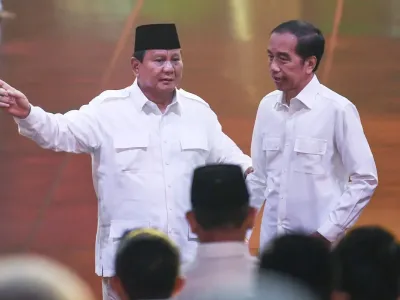 Presiden yang juga Ketua Umum Partai Gerindra Prabowo Subianto (kiri) berbincang dengan Presiden Ke-7 Joko Widodo saat perayaan HUT Ke-17 Partai Gerindra di Sentul International Convention Center, Bogor, Jawa Barat, Sabtu (15/2/2025). Perayaan HUT ke-17 Partai Gerindra mengusung tema Berjuang Tiada Akhir. 
