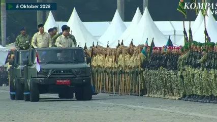 Presiden Prabowo Subianto saat memeriksa pasukan HUT ke-80 TNI, didampingi Menhan Sjafrie Sjamsoeddin, dan Panglima TNI Jenderal Agus Subiyanto di lapangan Monumen Nasional (Monas), Jakarta, Minggu (5/10/2025).