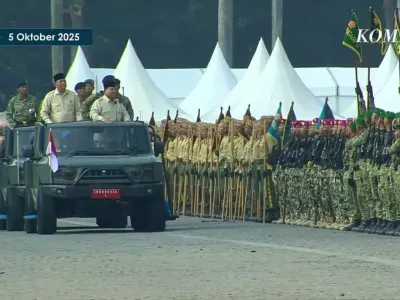 Presiden Prabowo Subianto saat memeriksa pasukan HUT ke-80 TNI, didampingi Menhan Sjafrie Sjamsoeddin, dan Panglima TNI Jenderal Agus Subiyanto di lapangan Monumen Nasional (Monas), Jakarta, Minggu (5/10/2025).