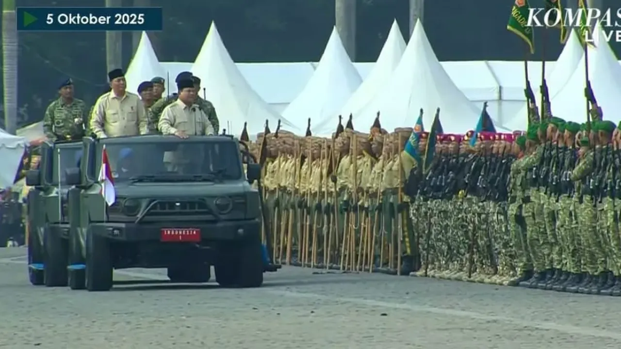 Presiden Prabowo Subianto saat memeriksa pasukan HUT ke-80 TNI, didampingi Menhan Sjafrie Sjamsoeddin, dan Panglima TNI Jenderal Agus Subiyanto di lapangan Monumen Nasional (Monas), Jakarta, Minggu (5/10/2025).