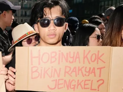 Diaspora Indonesia di Jerman yang ikut menyuarakan perlawanan terhadap ketidakadilan rezim di Tanah Air dalam demo di depan monumen Brandenburger Tor, Berlin, Minggu (31/8/2025). 