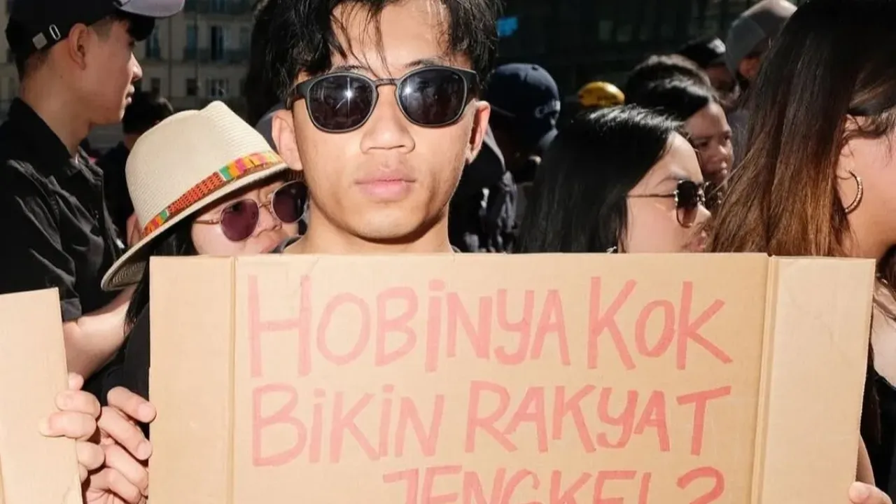 Diaspora Indonesia di Jerman yang ikut menyuarakan perlawanan terhadap ketidakadilan rezim di Tanah Air dalam demo di depan monumen Brandenburger Tor, Berlin, Minggu (31/8/2025). 