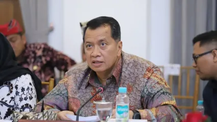 Wakil Menteri Pendayagunaan Aparatur Negara dan Reformasi Birokrasi (Wamen PANRB) Purwadi Arianto menghadiri rapat koordinasi sekaligus meninjau uji coba digitalisasi bansos di Kabupaten Banyuwangi, Kamis (2/10/2025).