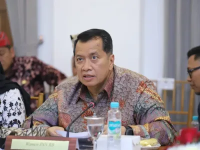 Wakil Menteri Pendayagunaan Aparatur Negara dan Reformasi Birokrasi (Wamen PANRB) Purwadi Arianto menghadiri rapat koordinasi sekaligus meninjau uji coba digitalisasi bansos di Kabupaten Banyuwangi, Kamis (2/10/2025).