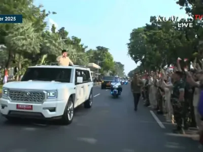 Presiden RI Prabowo Subianto menghadiri upacara HUT ke-80 TNI dengan menaiki Maung Garuda MV3 Limousine ke Monumen Nasional (Monas), Jakarta Pusat, Minggu (5/10/2025).