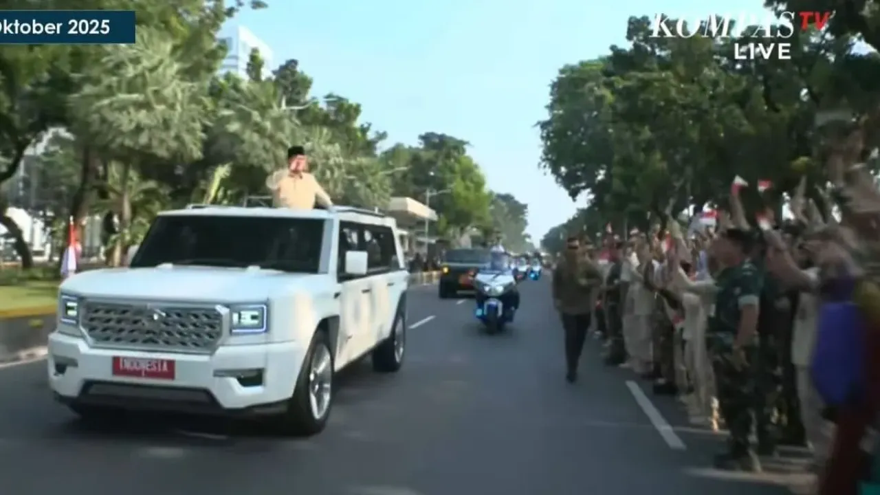 Presiden RI Prabowo Subianto menghadiri upacara HUT ke-80 TNI dengan menaiki Maung Garuda MV3 Limousine ke Monumen Nasional (Monas), Jakarta Pusat, Minggu (5/10/2025).