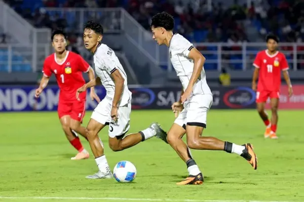 Pemain Timnas U23 Indonesia Dony Tri Pamungkas dan Rafael Struick bekerjasama saat laga grup J Kualifikasi Piala Asia U23 2026 melawan Laos yang berakhir dengan skor 0-0 di Stadion Gelora Delta Sidoarjo, Jawa Timur, Rabu (3/9/2025) malam.