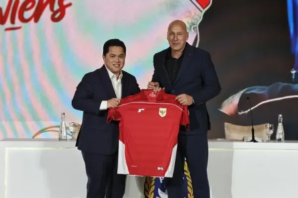 Ketua Umum PSSI, Erick Thohir (kiri), bersama Direktur Teknik PSSI, Alexander Zwiers (kanan) berpose usai sesi konferensi pers di Hotel Mulia, Jakarta, Senin (25/8/2025). 