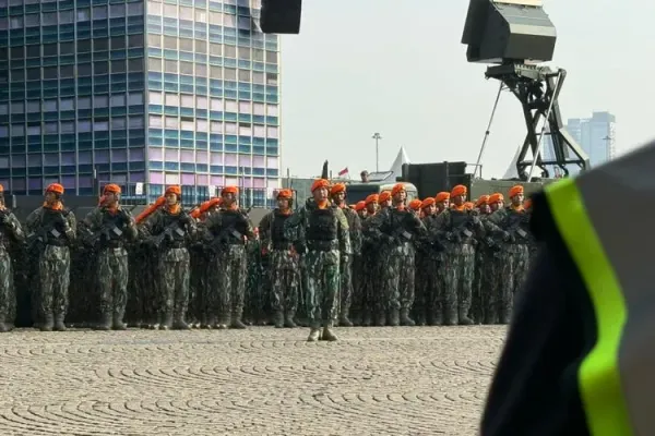 Upacara Hari Ulang Tahun (HUT) ke-80 TNI di mana Presiden Prabowo Subianto menjadi inspektur upacara di lapangan Monumen Nasional (Monas), Jakarta, Minggu (5/10/2025).