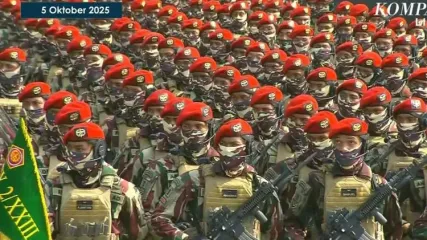 Upacara Hari Ulang Tahun (HUT) ke-80 TNI di mana Presiden Prabowo Subianto menjadi inspektur upacara di lapangan Monumen Nasional (Monas), Jakarta, Minggu (5/10/2025).