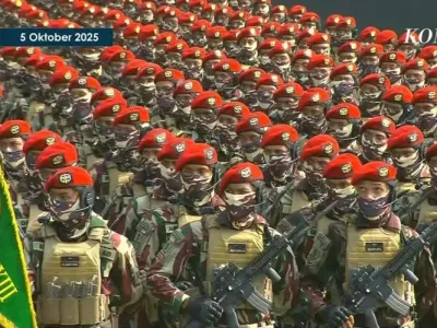 Upacara Hari Ulang Tahun (HUT) ke-80 TNI di mana Presiden Prabowo Subianto menjadi inspektur upacara di lapangan Monumen Nasional (Monas), Jakarta, Minggu (5/10/2025).