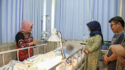 Menteri Pemberdayaan Perempuan dan Perlindungan Anak (PPPA), Arifah Fauzi menjenguk korban tragedi ambruknya musala Pondok Pesantren (Ponpes) Al Khoziny Sidoarjo, Jawa Timur, Jumat (3/10/2025).