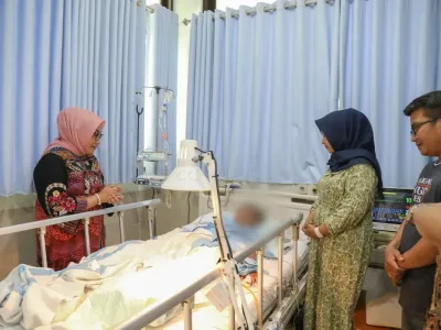 Menteri Pemberdayaan Perempuan dan Perlindungan Anak (PPPA), Arifah Fauzi menjenguk korban tragedi ambruknya musala Pondok Pesantren (Ponpes) Al Khoziny Sidoarjo, Jawa Timur, Jumat (3/10/2025).