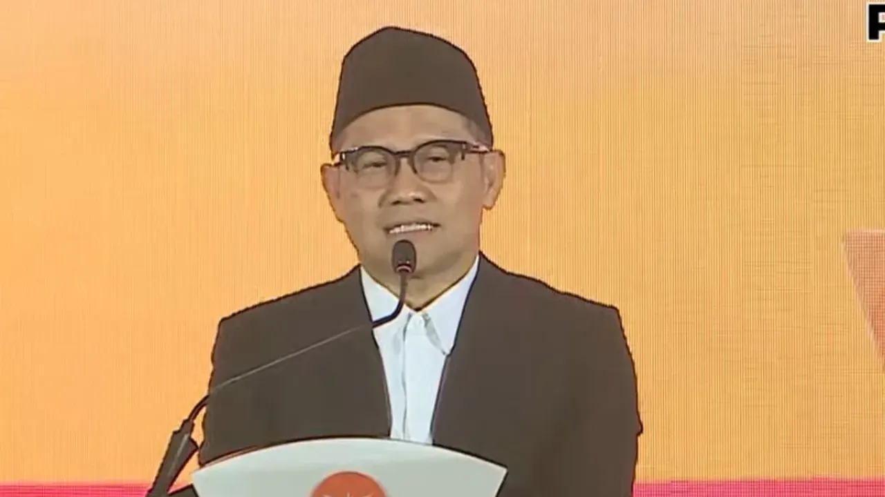 Ketua Umum Partai Kebangkitan Bangsa (PKB) Abdul Muhaimin Iskandar melontarkan kelakar saat menyampaikan pidato dalam Musyawarah Nasional (Munas) VI Partai Keadilan Sejahtera (PKS) di Hotel Sultan, Jakarta, Minggu (28/9/2025).
