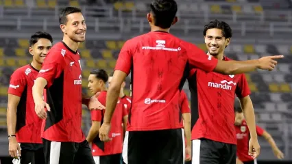Jelang laga FIFA Matchday pemain timnas Indonesia Thom Haye dan Kevin Diks menjalani ofisial training di Stadion Gelora Bung Tomo Surabaya, Jawa Timur, Kamis (4/9/2025) malam. 