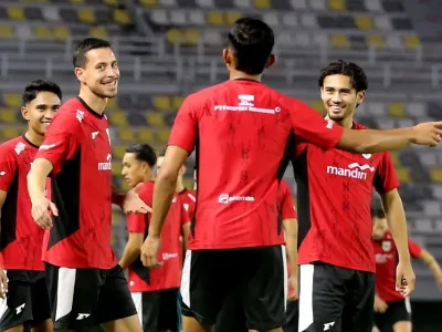 Jelang laga FIFA Matchday pemain timnas Indonesia Thom Haye dan Kevin Diks menjalani ofisial training di Stadion Gelora Bung Tomo Surabaya, Jawa Timur, Kamis (4/9/2025) malam. 