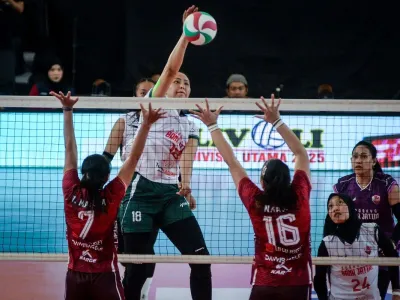 Pevoli Bank Jatim Rika Dwi Latri (kedua kiri) melakukan smes yang berusaha dihalau Pevoli Kharisma Premium Vera Mayola (kiri) dan Hanifa Nahda (tengah) pada pertandingan putaran reguler pertama Livoli Divisi Utama 2025 di GOR Nambo Jaya, Kota Tangerang, Banten, Rabu (3/9/2025). Tim voli Bank Jatim menang atas Kharisma Premium 3-2 (25-21, 23-25, 25-23, 19-25 dan 15-12). ANTARA FOTO/Putra M. Akbar/rwa.