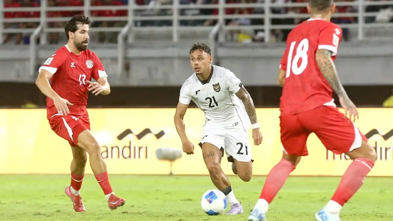 Pemain timnas Indonesia Dean James saat laga FIFA Matchday melawan Lebanon yang berakhir dengan skor 0-0 di Stadion Gelora Bung Tomo Surabaya, Jawa Timur, Senin (8/9/2025) malam.