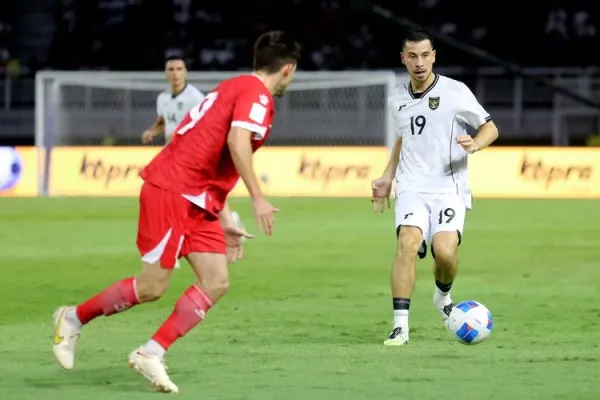 Pemain timnas Indonesia Thom Haye dijaga pemain Lebanon saat laga FIFA Matchday yang berakhir dengan skor 0-0 di Stadion Gelora Bung Tomo Surabaya, Jawa Timur, Senin (8/9/2025) malam.