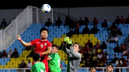 Pemain Timnas U20 Indonesia Kadek Arel duel dengan penjaga gawang Suriah laga kedua turnamen internasional U20 Challenge Series 2025 yang berakhir dengan skor 0-2 di Stadion Gelora Delta Sidoarjo, Senin (27/1/2025) malam. Kadek masuk skuad Timnas untuk SEA Games 2025.